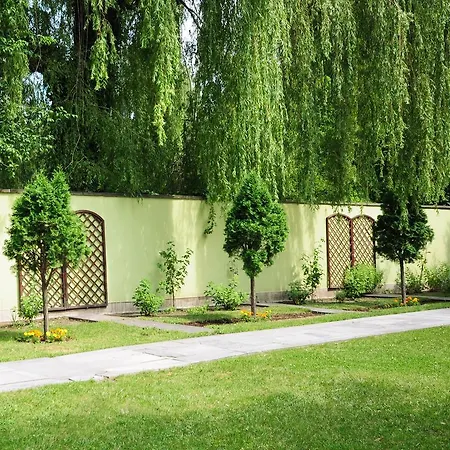 Bed & Breakfast Rezydencja Belweder Klonowa