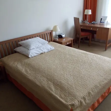 Bed & Breakfast Rezydencja Belweder Klonowa 3*